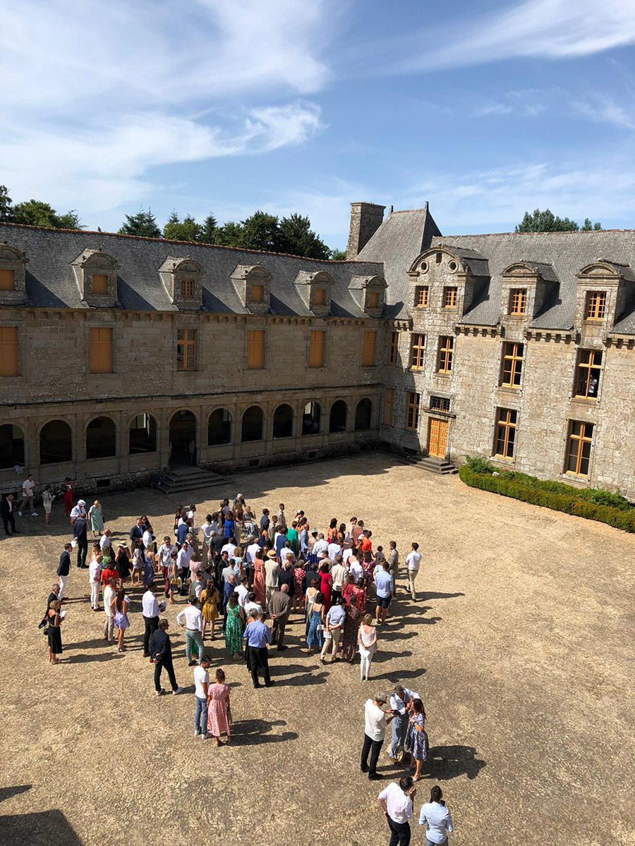 Cour d'honneur du chateau Le Rocher Portail : 800 mÃ¨tres carrÃ©s